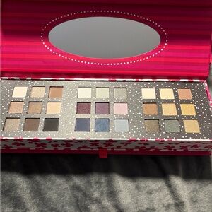 Vibrant Eyeshadow Palette with 24 Shades